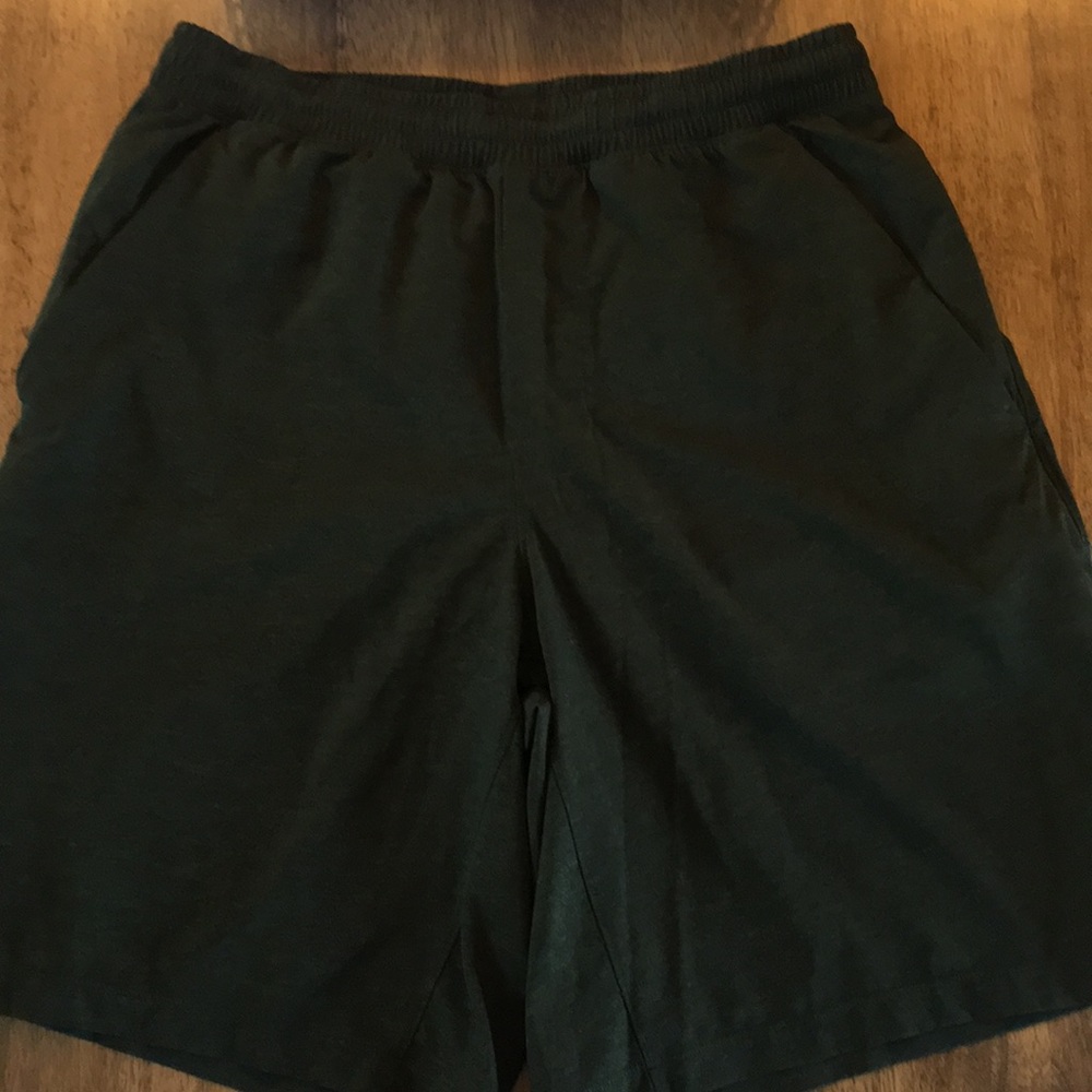 Lululemon men’s Pace Breaker 9” shorts with Liner